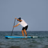 hombre-remando-tabla-de-paddle-surf-tropic