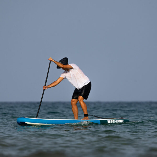 hombre-remando-tabla-de-paddle-surf-tropic