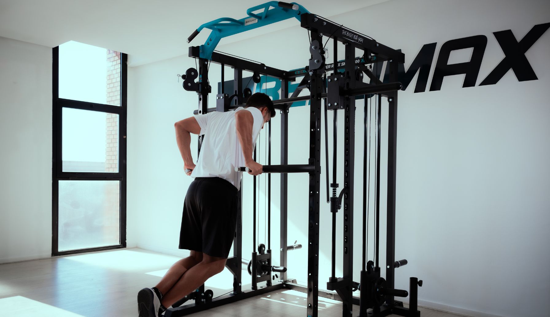 hombre-entrenando-en-rack-musculacion-700