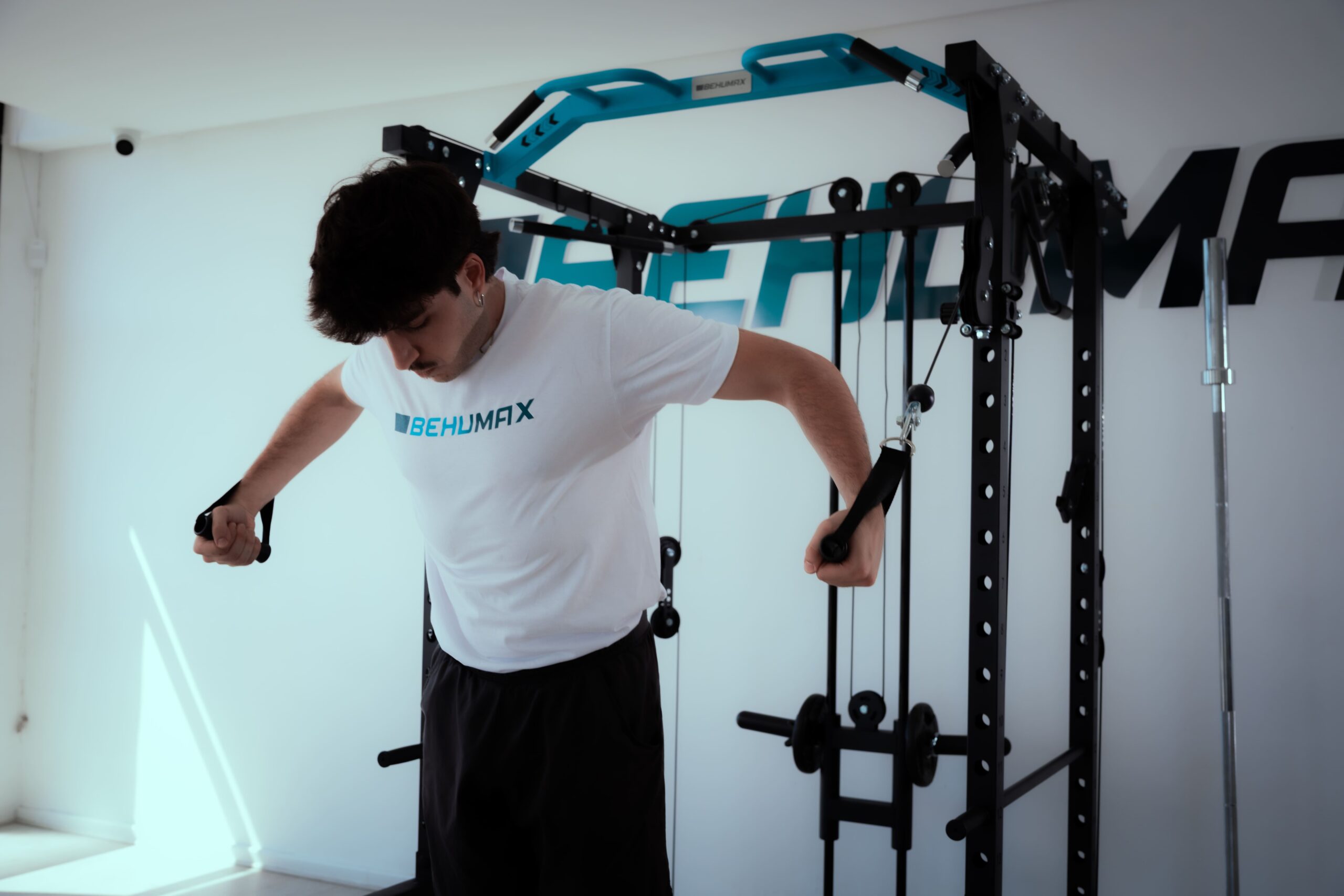 hombres-ejercicios-poleas-rack-musculacion-rack-400