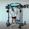 mujer entrenando en rack de musculación rack 400