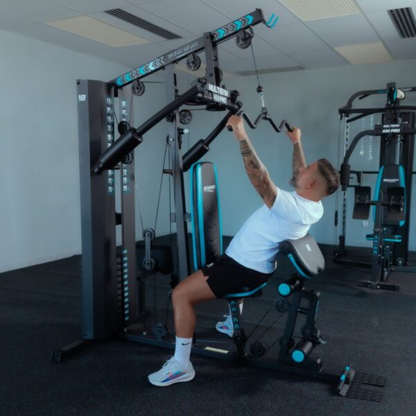 ejercicio-jalon-en-maquina-multifuncion-multigym-450-pro