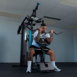 hombre-entrenando-curl-de-biceps-en-multigym-450-pro