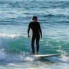 hombre-surfeando-con-neopreno-largo
