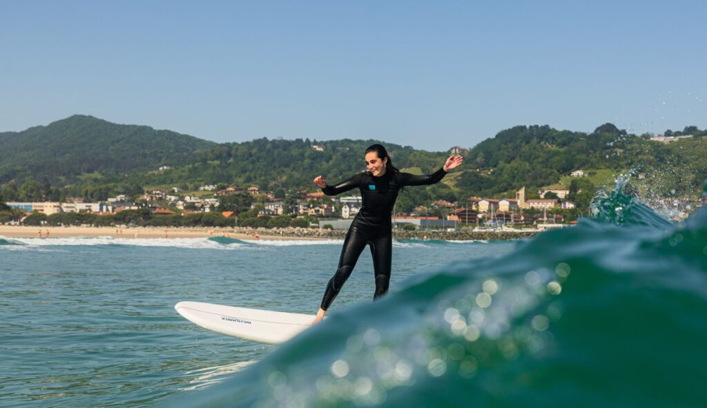 libertad-de-movimiento-mujer-surfeando