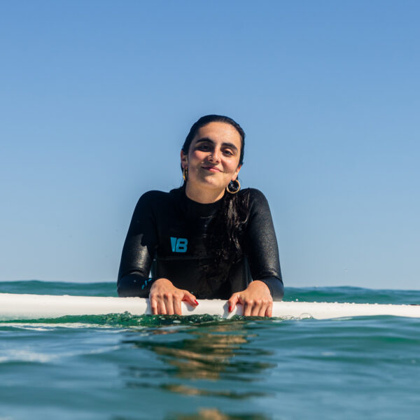 chica con neopreno y tabla de surf