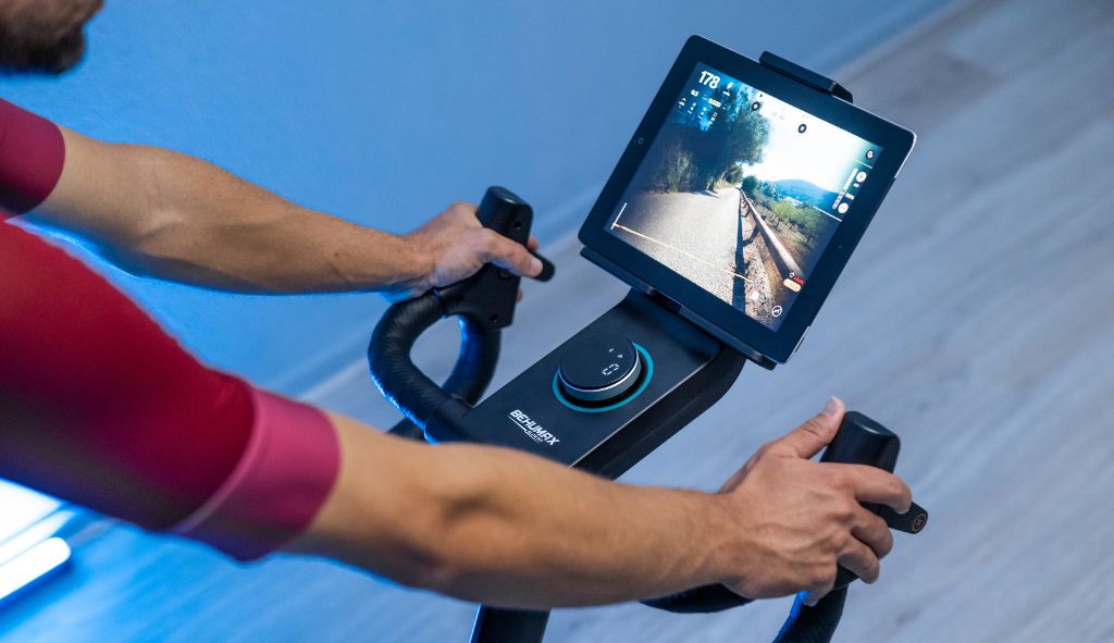 bicicleta-estatica-monitor-multifuncional-con-conectividad-bluetooth