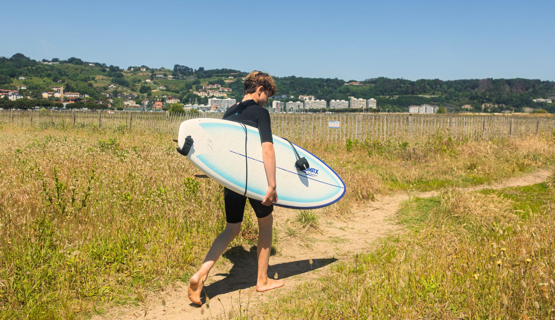 neopreno-corto-nino-con-tabla-de-surf