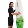neopreno-corto-ocean-be-wave-hombre-con-tabla-de-surf