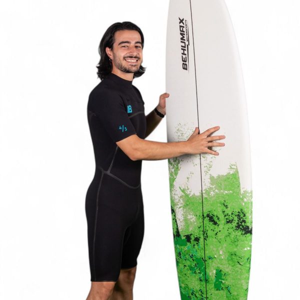 neopreno-corto-ocean-be-wave-hombre-con-tabla-de-surf