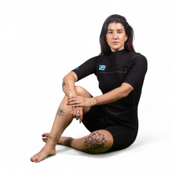 neopreno-corto-ocean-be-wave-mujer-sentada