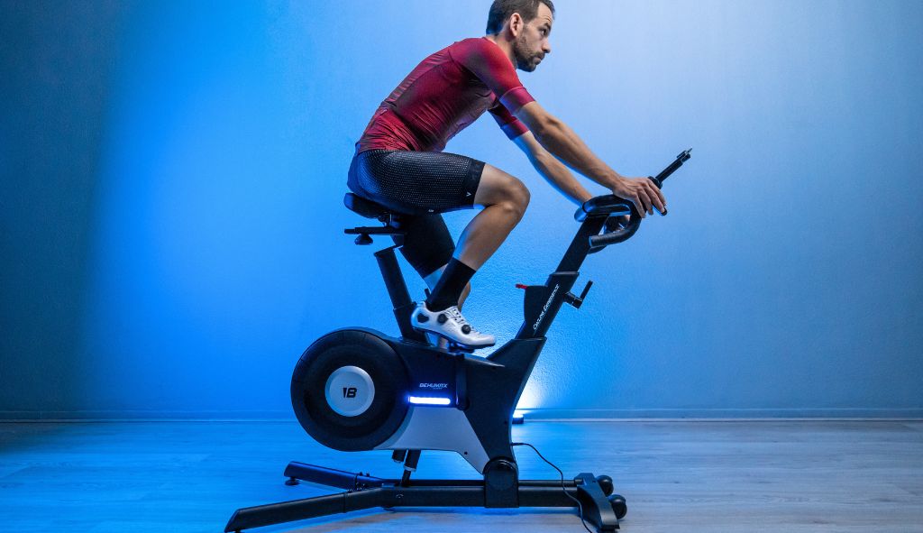 la-mejor-bicicleta-estatica-para-entrenar-en-casa-smart-bike-8000