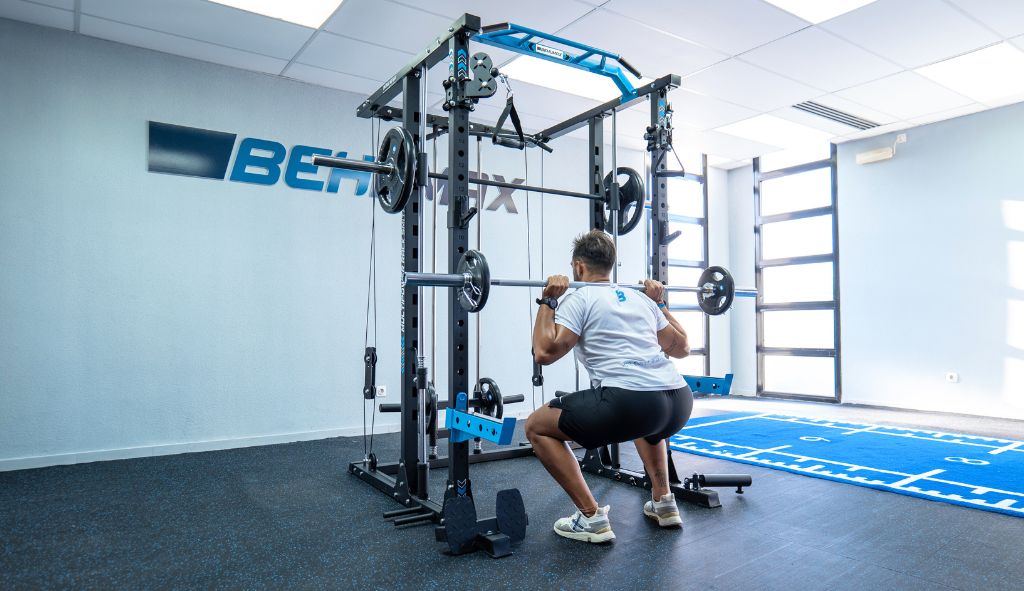 que-musculos-trabaja-sentadilla-multipower