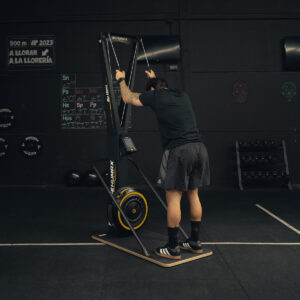 hombre entrenando con ski hero ergometro