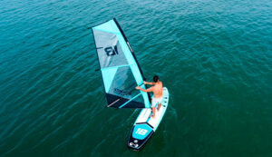 Rider navegando con vela de windsurf Behumax en el mar, imagen para guía sobre qué vela de windsurf elegir y tamaños de vela según nivel y viento.