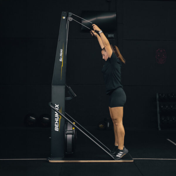 mujer entrenando con maquina de ski hero behumax
