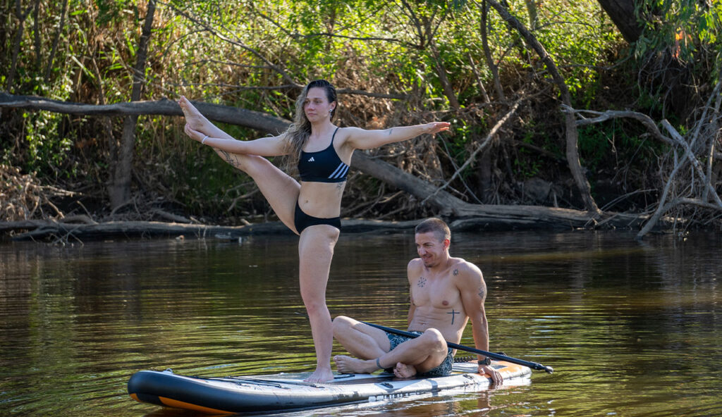 mujer-haciendo-yoga-en-tabla-de-paddle-surf