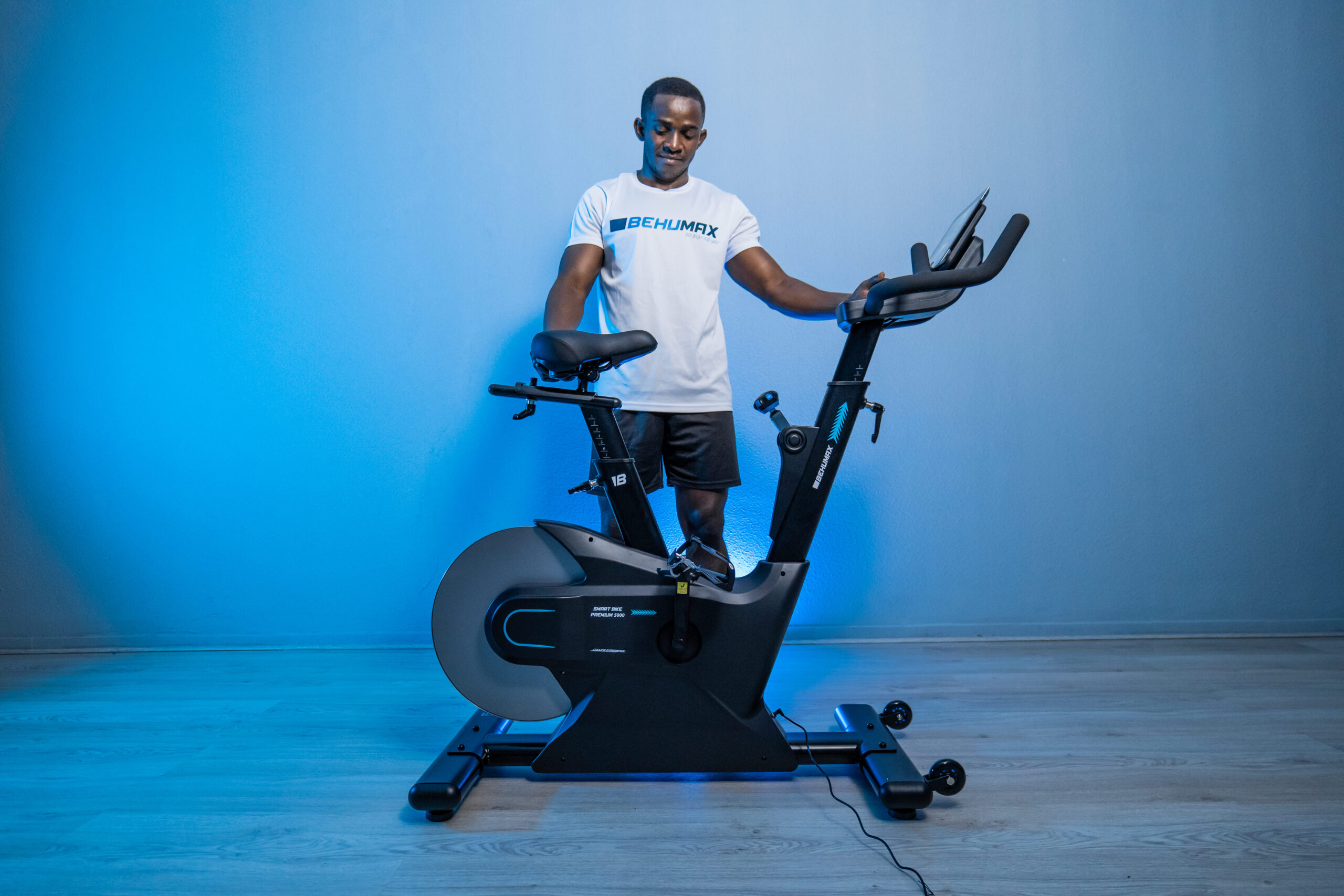 hombe con bicicleta spinning para entrenar en casa smart bike 5000