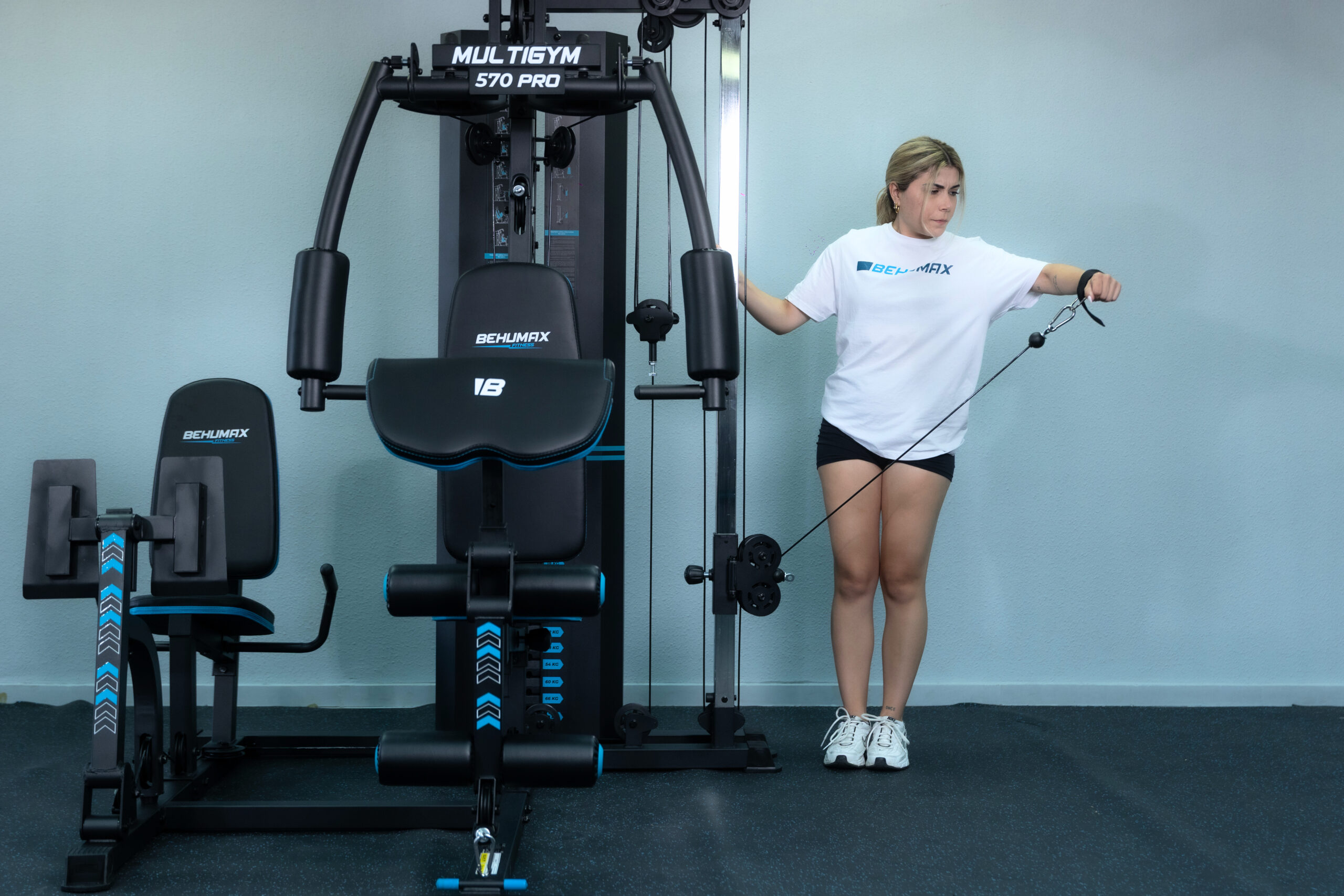 chica-entrenando-con-multigym-570-pro