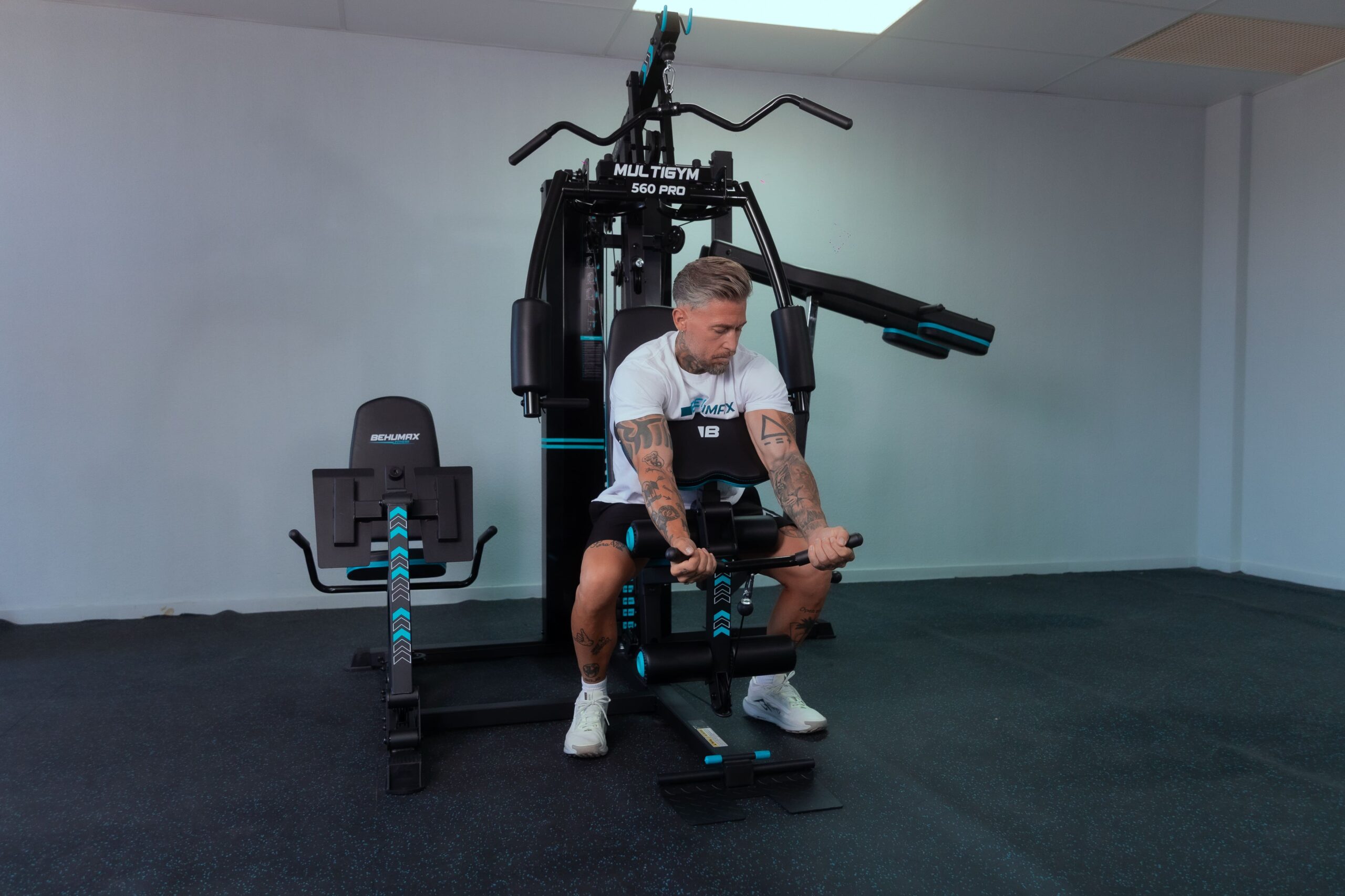 hombre-usando-multigym-560-pro