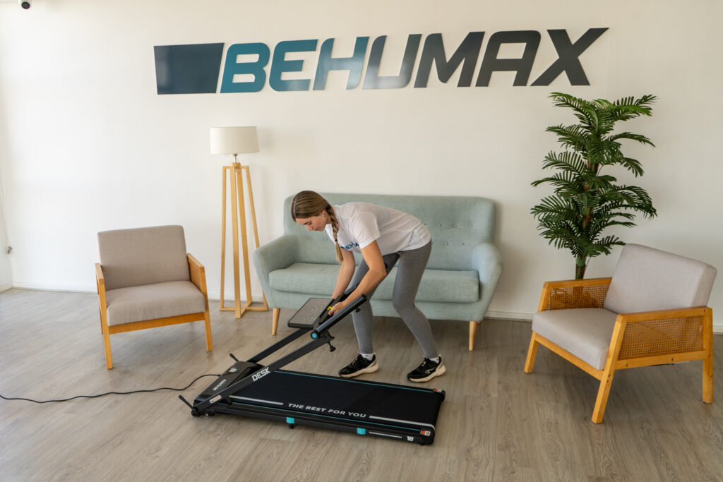 mujer con cinta de correr plegable desk en casa