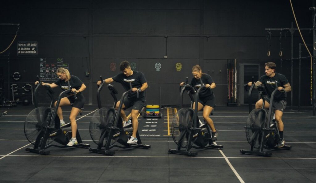 entrenamiento funcional con air bikes en gimnasio cross training